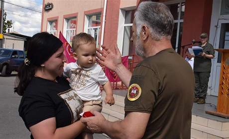 У Старокостянтинові вручили кулони “Батьківське серце”: відзнаки отримали діти загиблих воїнів