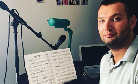 Творча самоізоляція: старокостянтинівський вокаліст Євген Маркін влаштовує відео-концерти