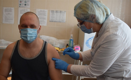 У Переяславі підопічних психоневрологічного стаціонару щепили вакциною Pfizer
