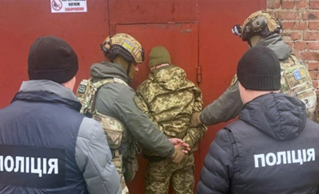 На Хмельниччині правоохоронці викрили військового, який за винагороду обіцяв відстрочку від служби