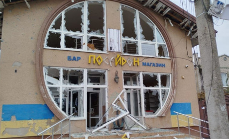 На Херсонщині російські окупанти поцілили по житловим будинками та приватним автівкам