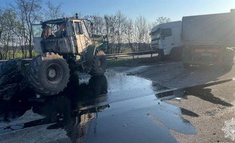 Через ДТП з потерпілими вранці, 25 квітня, рух транспорту на трасі Київ-Чоп ускладнений