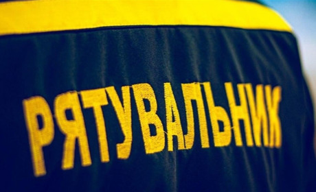 Впав на старий стовп: лозівські рятувальники допомагали чоловіку, який наштрикнувся на дріт (ВІДЕО)