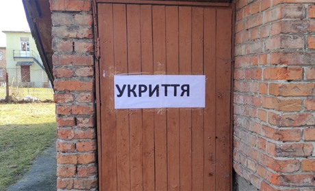 Невідомі особи систематично нищать укриття в багатоквартирних будинках