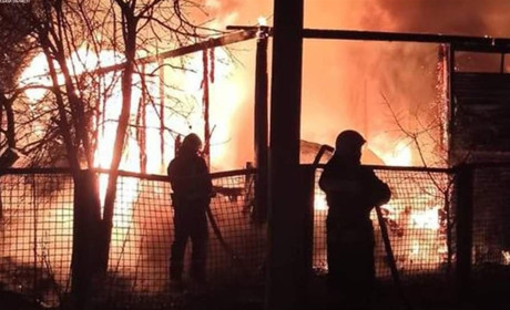 У Синельниківському районі вночі горила господарча споруда