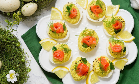 Класика столу – фаршировані яйця: рецепти з печерицями, кальмаром, оселедцем та шпинатом