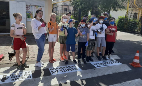 У Біляївці на пішохідних переходах з'явилися попереджувальні написи