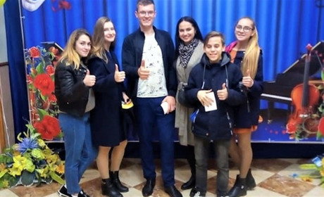 Молодь Біляївки організувала в будинку культури вечір гітарної музики і поезії: як все пройшло
