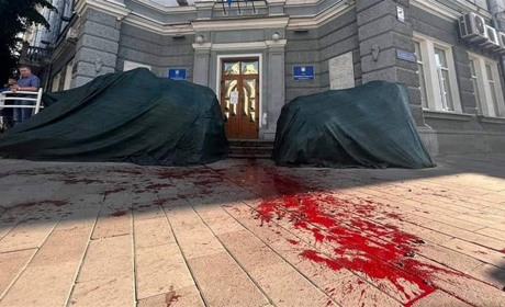 Перед сесією у Житомирі активіст біля входу до будівлі міськради розлив рідину, схожу на кров