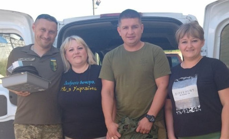 Ольга Отрохова і Вікторія Катриченко передали пораненим воїнам із Тростянеччини необхідні речі