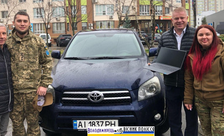Нардеп із Воронок передав автівку землячці-захисниці з села Біле Вараського району