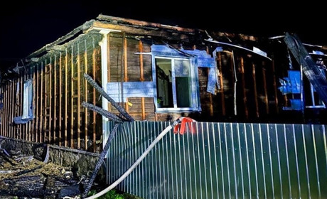 У селі на Сарненщині повністю загорівся деревʼяний будинок