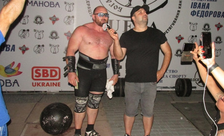 Такие «Богатырские игры»: трижды подняв шар Атласа, Валерий Газаев разорвал на груди футболку