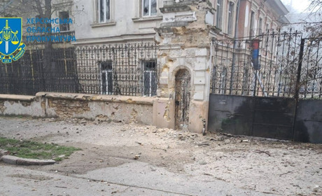 Окупанти вгатили по історичному центру Херсона, є влучання у житлові будинки та пам'ятку архітектури