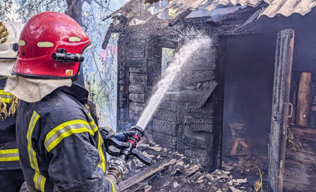 Вогнеборці ліквідували пожежу у Шосткинській громаді, яку спричинили дитячі пустощі з вогнем (відео)