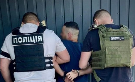 Вимагав гроші та погрожував. У Запоріжжі затримали чоловіка, який торгував підробленими документами