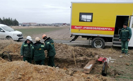Енергетики Вараського району контролюють стан мереж та просять повідомляти про підозрілих осіб