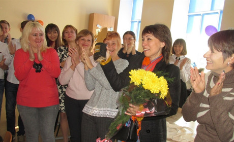 Триумфатора премии Global Teacher Prize Ukraine Наталью Кидалову в 23-й школе встретили... яблоками