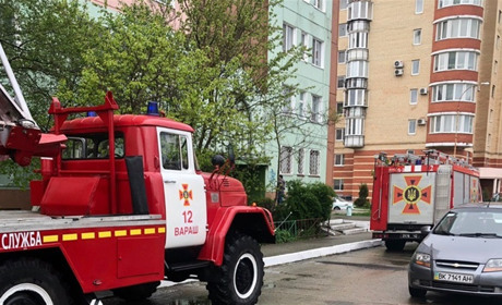 Вараські рятувальники визволили дворічного хлопчика із зачиненої квартири на четвертому поверсі