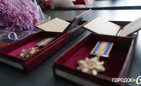 «Для нас важливо, щоб його пам’ятали». У Городку родинам загиблих воїнів вручили посмертні нагороди