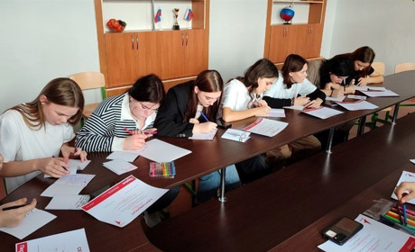 У Новій Каховці, Каланчаку і Скадовську змушують дітей писати листи військовим РФ