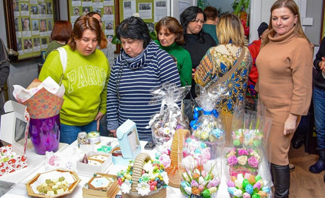 Об'єднані квітами та весною в душі: виставка-продаж робіт майстринь у Кагарлицькму музеї