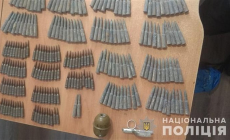 Небезпечний арсенал вилучили правоохоронці у мешканця Почаєва