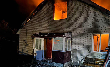 У Ржищеві лютувала нічна пожежа: вогонь гасили ржищівські й кагарлицькі рятувальники