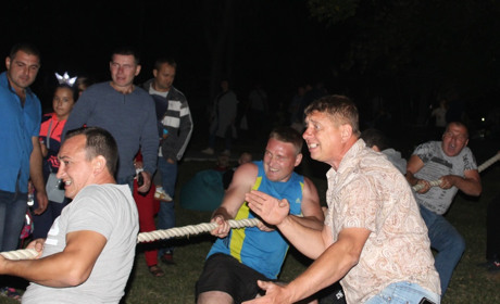 Три команди боролися за першість у перетягуванні канату