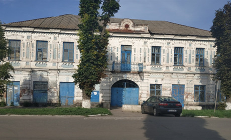 У Сватовому продали будівлю колишнього банку «Україна». Хто купив і за скільки