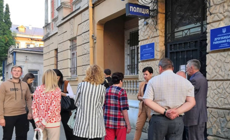 Директорка дрогобицького ліцею потрапила у лікарню після того, як її затримала поліція