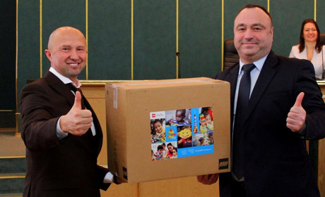 «Ноутбук кожному учителю». На Городоччину приїхало 73 комп’ютери та LEGO Play Box