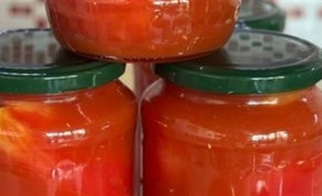 Готуємо сьогодні: рецепт консервованих у власному соку цілих помідорок