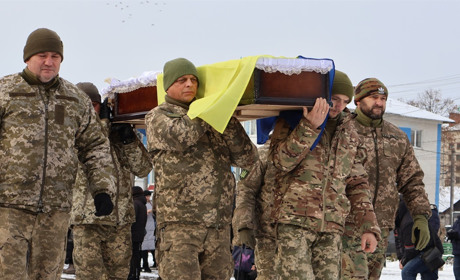 У Сарнах попрощалися з воїном танкової бригади Андрієм Катеренюком