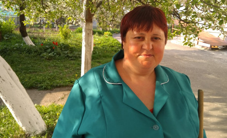 Міські професії: до двірника Олександри люди йдуть на душевну розмову