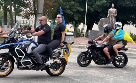 З піснею, прапорами, бронемашиною і сюрпризом: у Біляївці відбувся патріотичний автопробіг