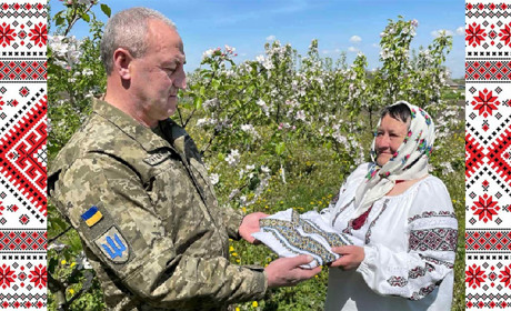 Вишиваною сорочкою-оберегом благословила мати сина-воїна з Чортківщини боронити Україну