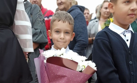 Квіти та щирі посмішки: діти пішли до школи
