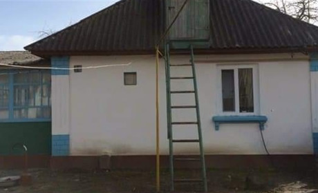 Повисла на драбині головою вниз: на Звягельщині рятувальники надали допомогу жінці