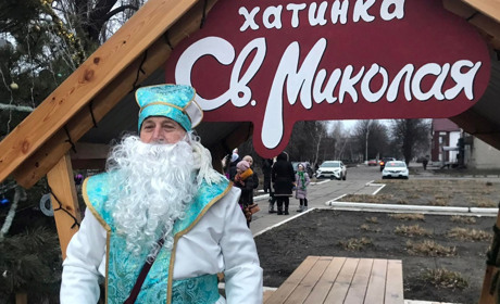 У Петропавлівці у День Святого Миколая запалили вогні на головній ялинці громади