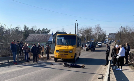 Автопригода на шляхопроводі в Сарнах: пішохід потрапив під колеса маршрутки