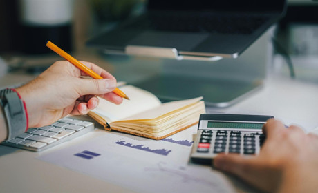 Один великий податковий закон: як зміняться правила для ФОП, закордонних посилок та онлайн-сервісів