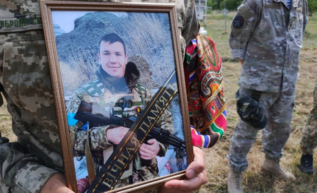 «Він загинув, щоб ми жили». Переяславщина попрощалася з героєм-захисником Андрієм Омельченком ВІДЕО