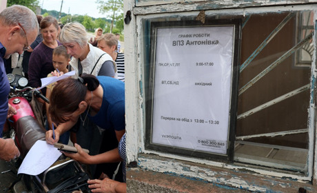Нехтування обов'язками Укрпоштою у Вараському районі досягла апогею? Люди мітингують, бо дістало