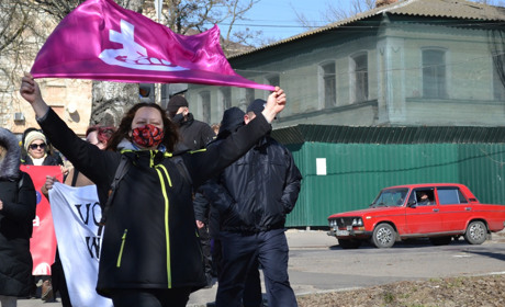 «Хочеш каву — зроби сам». У Херсоні відбувся феміністичний марш (багато фото)