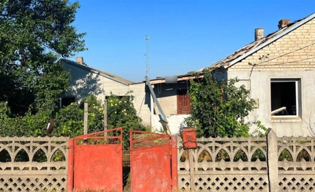 На Херсонщині армія рф атакувала житлові квартали, територію навчального закладу, заводу та ферми