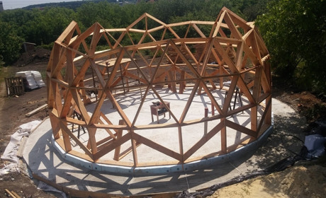 «Для получения гранта беженцам надо было защитить бизнес-план, и мы взялись за купольные дома»