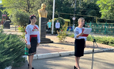 До Дня Прапора: урочисто під акапельне виконання Гімну у Біляївці підняли Державний Прапор України