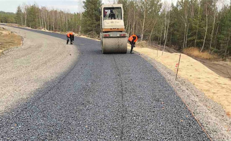 Між селами Половлі та Сопачів асфальтують дорогу. Це була єдина ґрунтова дорога в області