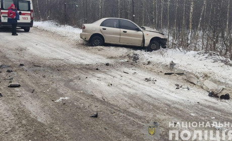 На Сарненщині легковик зіткнувся з вантажівкою: травмовану водійку госпіталізували
